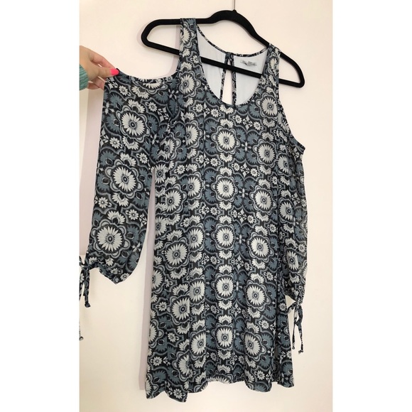 Charlotte Russe Dresses & Skirts - Floral Abstract Swing Dress with Key Hole